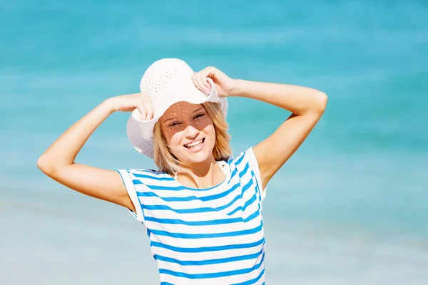 Ung kvinne som slapper av på stranden – stockfoto