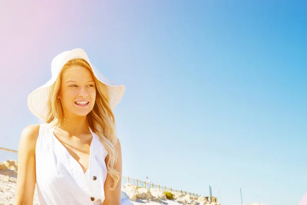 Jonge vrouw ontspannen op het strand — Stockfoto