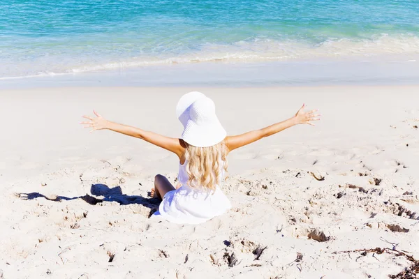 Junge Frau entspannt am Strand — Stockfoto