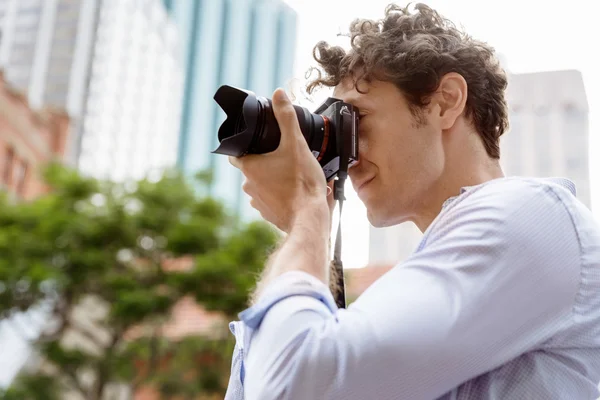 Fotógrafo masculino tomando fotos — Foto de Stock