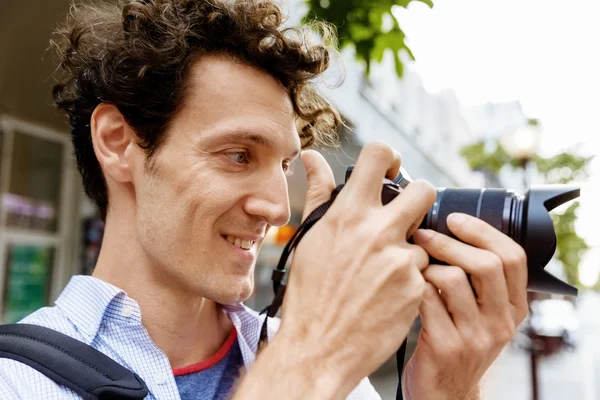 Männlicher Fotograf beim Fotografieren — Stockfoto