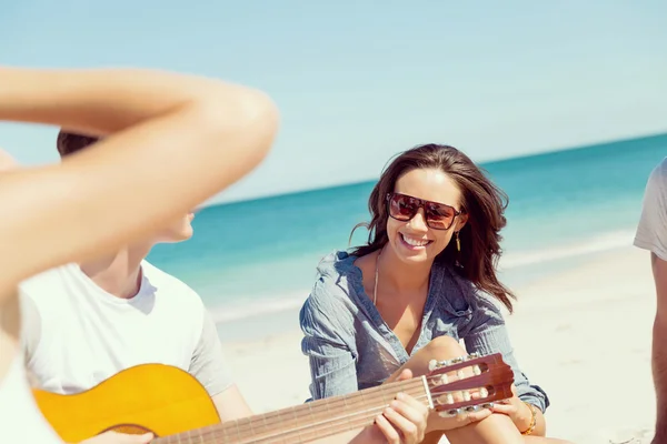 Hermosos jóvenes con guitarra en la playa —  Fotos de Stock