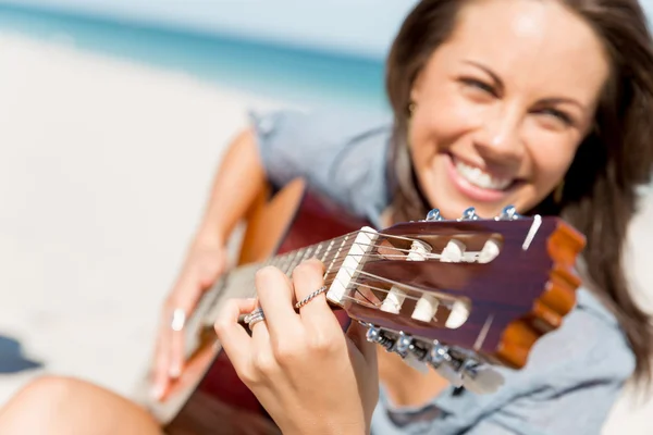 Hermosa joven tocando la guitarra en la playa —  Fotos de Stock