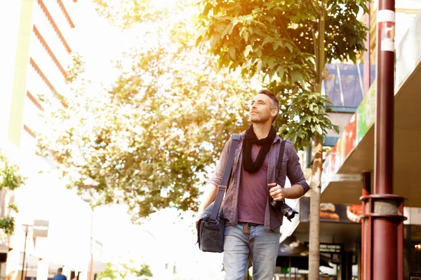 Touriste masculin en ville — Photo