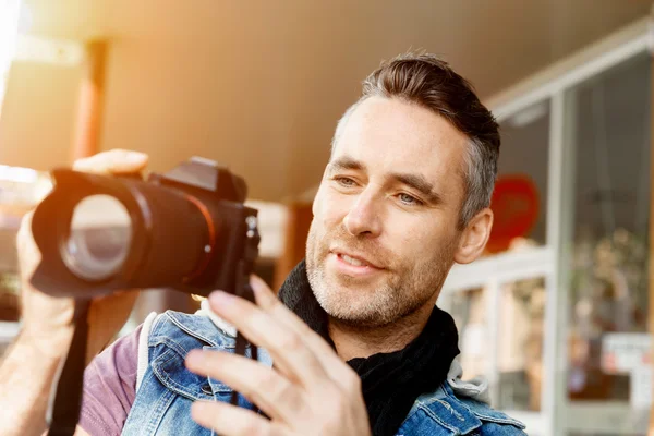 Male photographer taking picture — Stock Photo, Image