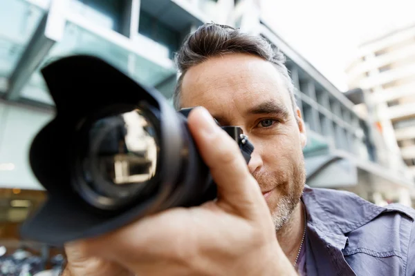 Fotógrafo masculino tirando foto — Fotografia de Stock