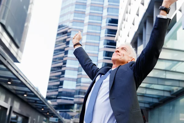 Retrato de empresario confiado al aire libre —  Fotos de Stock