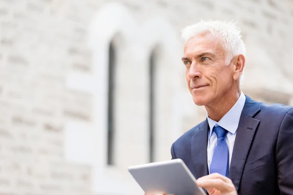 Senior-Geschäftsmann mit Touchpad — Stockfoto