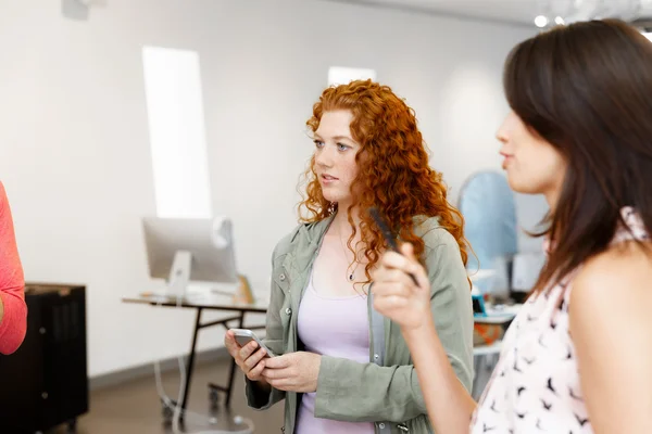 Jongeren staande in een galerij en overweegt illustraties — Stockfoto