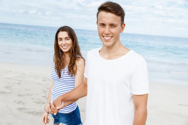 Romantique jeune couple sur la plage — Photo