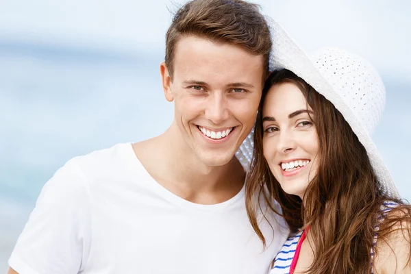 Romantische jonge paar op het strand — Stockfoto