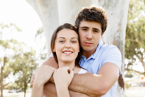 Jeune couple dans le parc — Photo