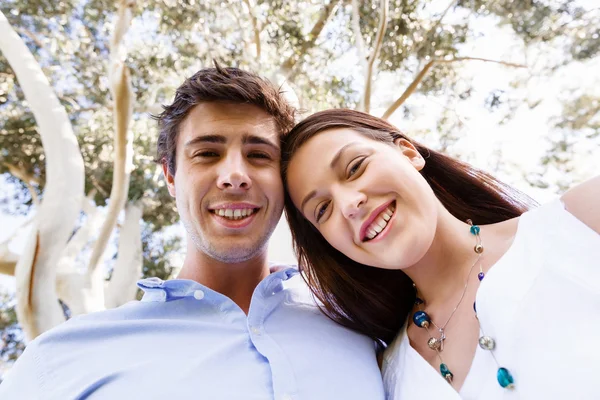 Jovem casal no parque — Fotografia de Stock