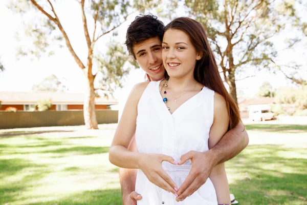 Jeune couple dans le parc — Photo