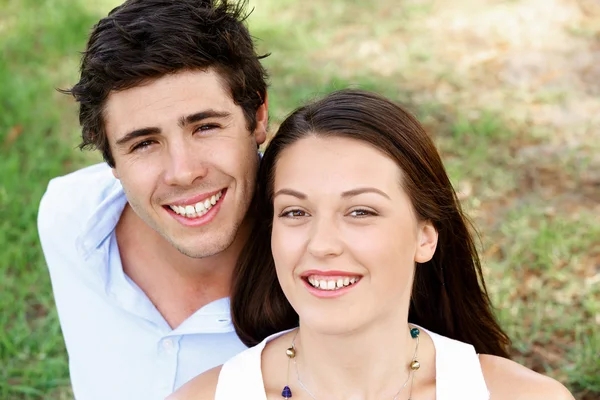 Pareja joven en el parque —  Fotos de Stock