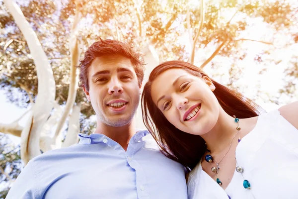 Jovem casal no parque — Fotografia de Stock