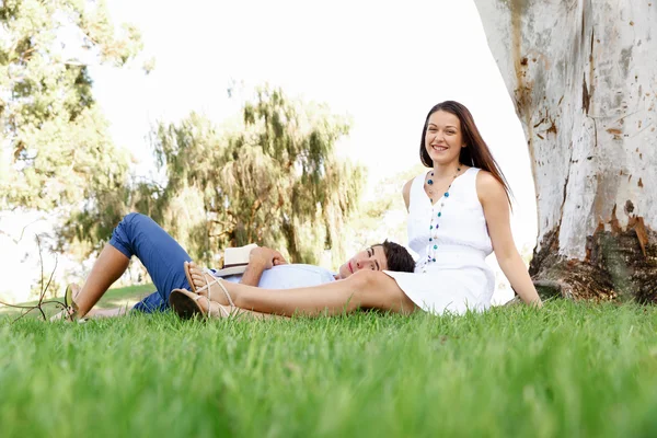 Pareja joven en el parque —  Fotos de Stock