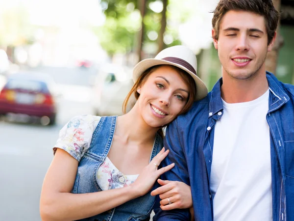 Feliz joven pareja caminando en la ciudad — Foto de Stock