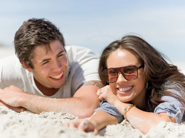 Romântico jovem casal na praia — Fotografia de Stock