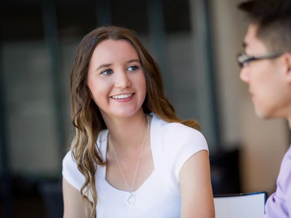 Two young students at the library — Stock Photo, Image