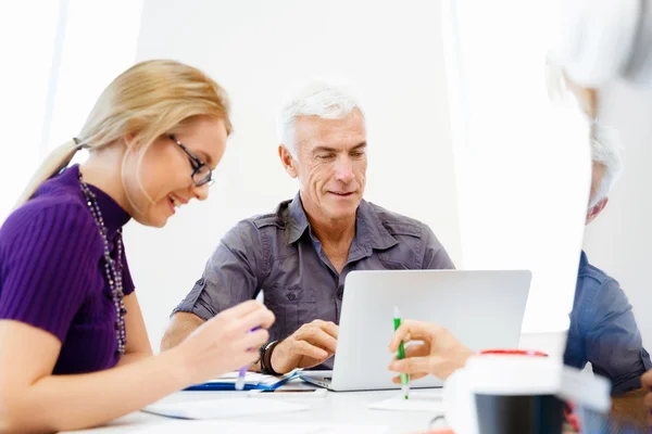 Collaboratori che lavorano insieme — Foto Stock