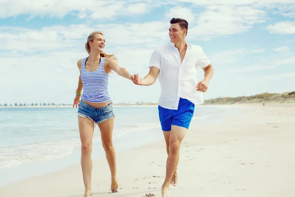 Romântico jovem casal na praia — Fotografia de Stock