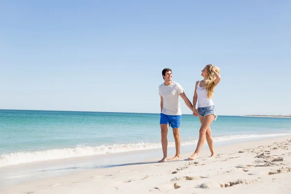 Romantiska ungt par på stranden — Stockfoto