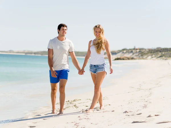 Romantisches junges Paar am Strand — Stockfoto