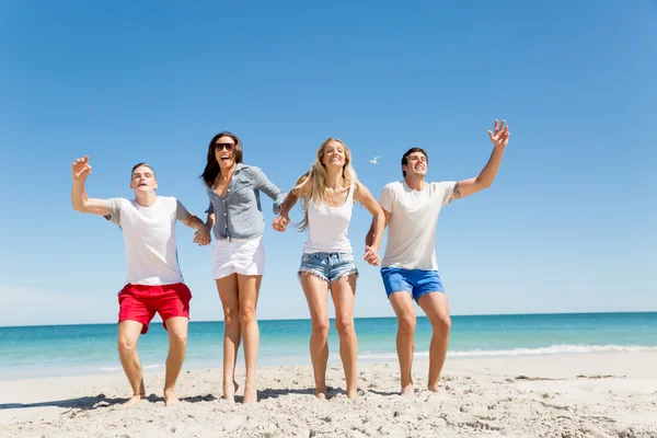 Compagnia di giovani sulla spiaggia — Foto Stock