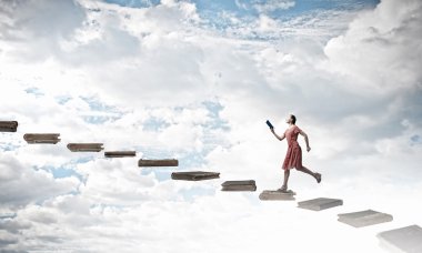 kitap ile çekici bir kadın