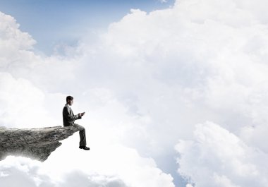 Onun smartphone uygulama kullanan adam