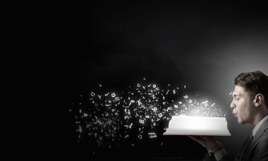 İşadamı ile açık kitap