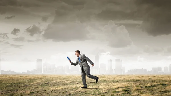 Man reading on the run — Stock Photo, Image