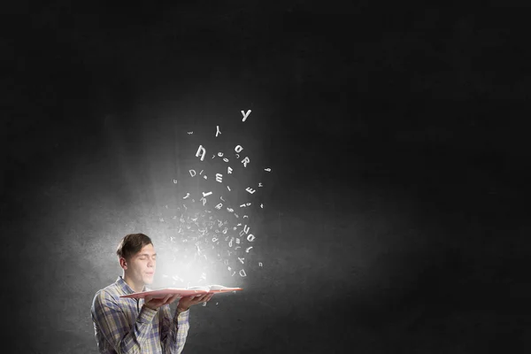 Ragazzo con libro aperto — Foto Stock