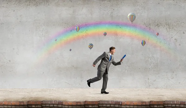 Man reading on the run — Stock Photo, Image