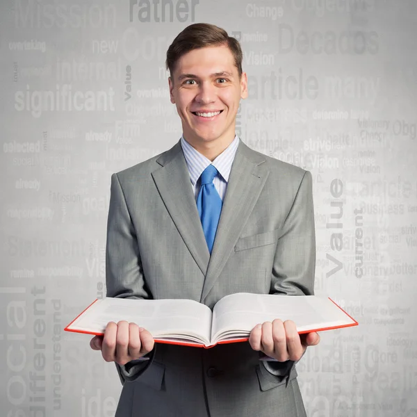 Man met geopende boek — Stockfoto