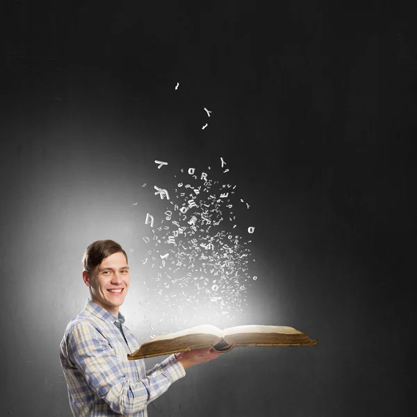 Hombre leyendo libro rojo — Foto de Stock