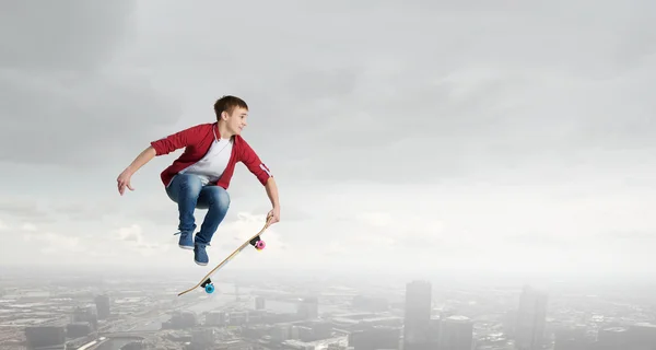 Guy op skateboard — Stockfoto