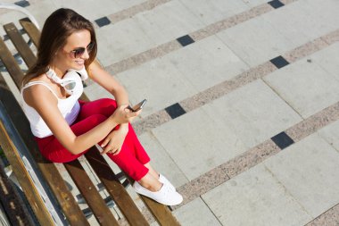 Kız açık havada eğleniyor