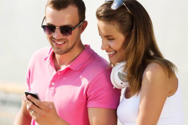 Güzel çift harcama hafta sonu açık havada