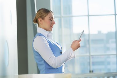 Çekici kadın ofis binası