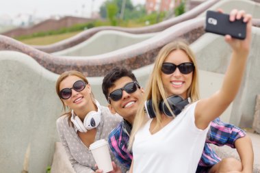 Arkadaş grubu selfie fotoğraf yapmak