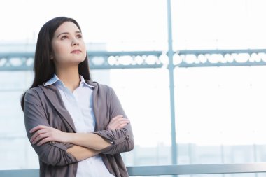 Çekici kadın ofis binası