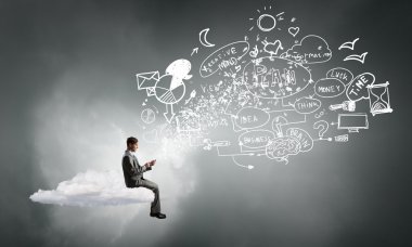 Cep telefonunu kullanan bir adam.