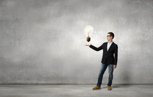 Guy presenting bright idea — Stock Photo, Image