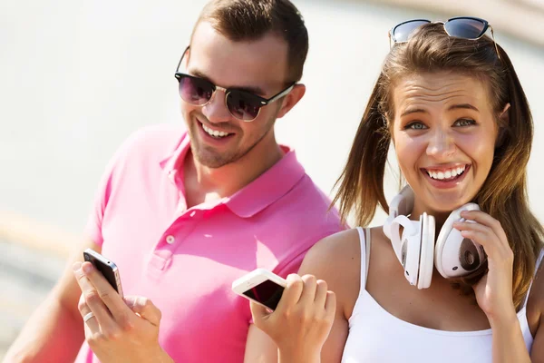 Hermosa pareja pasando fin de semana al aire libre — Foto de Stock