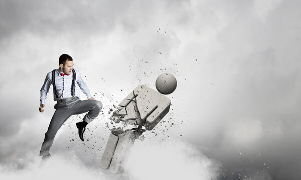 Человек разбивает противника
