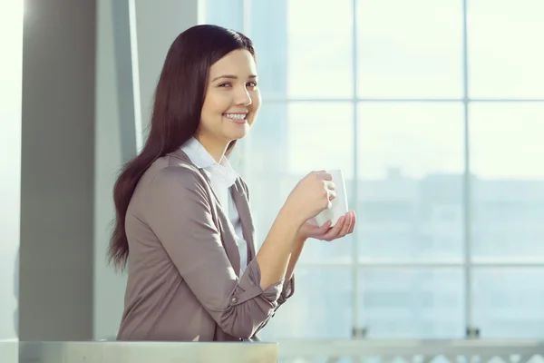 Attrayant femme dans l'immeuble de bureaux — Photo