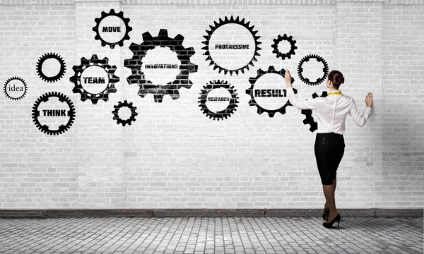 Mulher apresentando conceito de trabalho em equipe — Fotografia de Stock