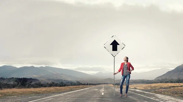 Menina bonita na estrada de asfalto — Fotografia de Stock